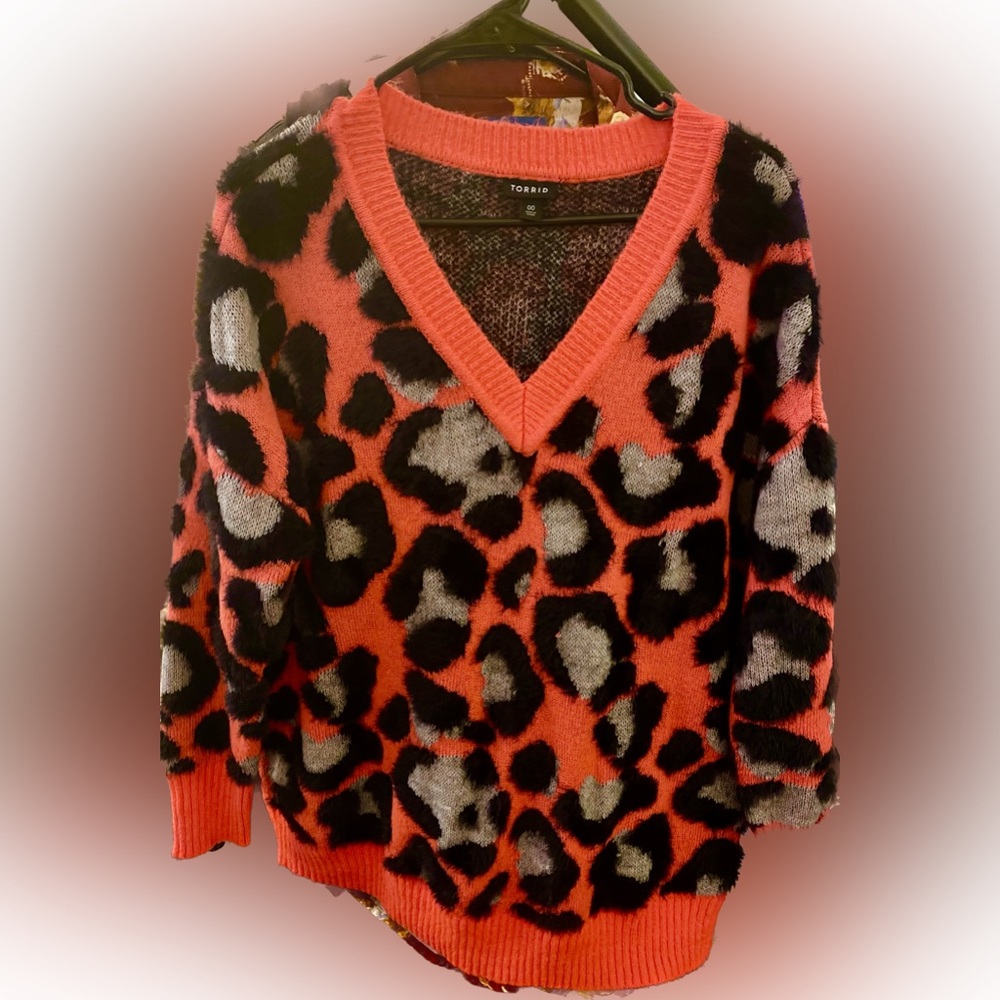 Torrid pink/coral leopard sweater . V neck soft and fuzzy size 00(12/14) NWOT